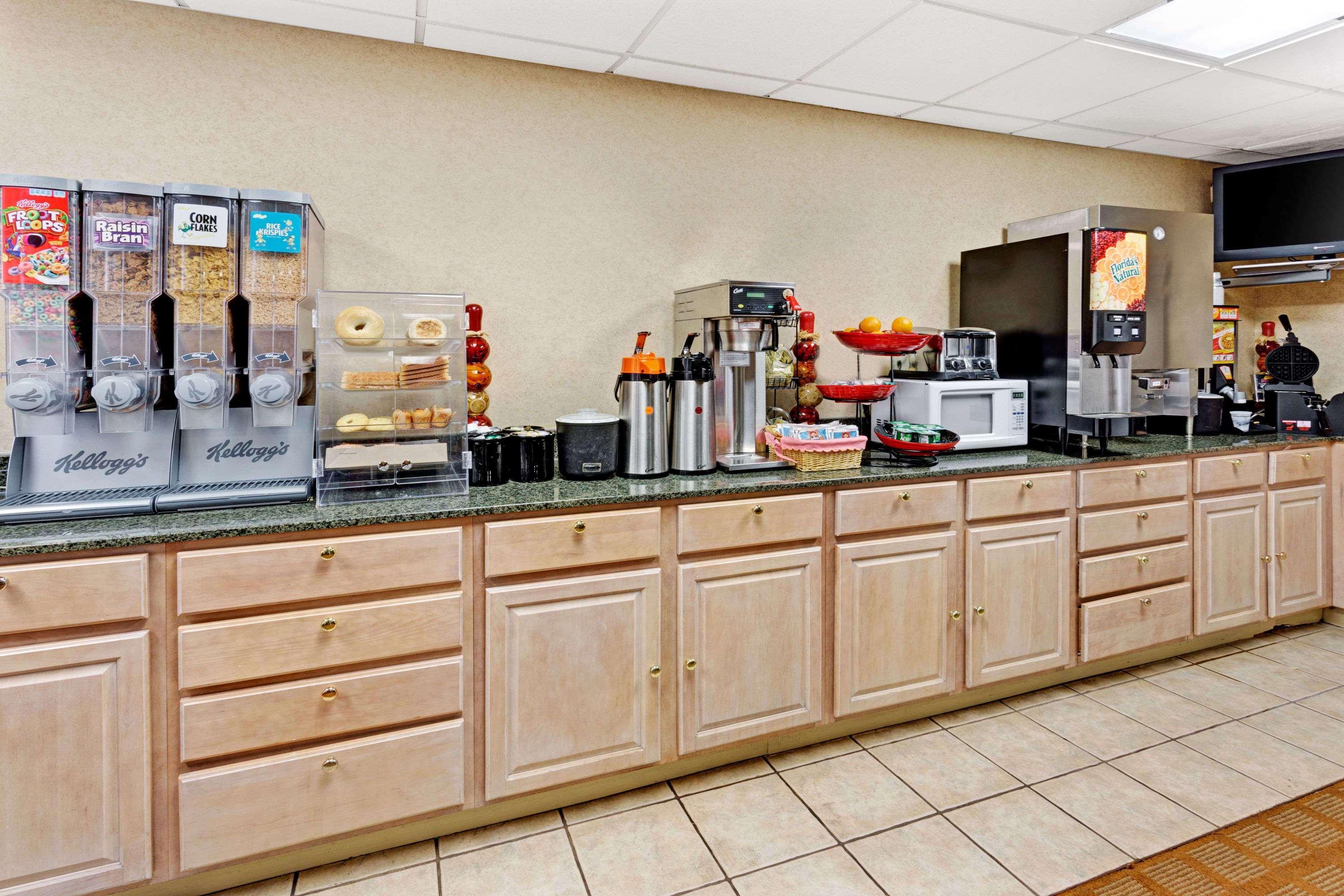 Ramada By Wyndham Baltimore West Экстерьер фото