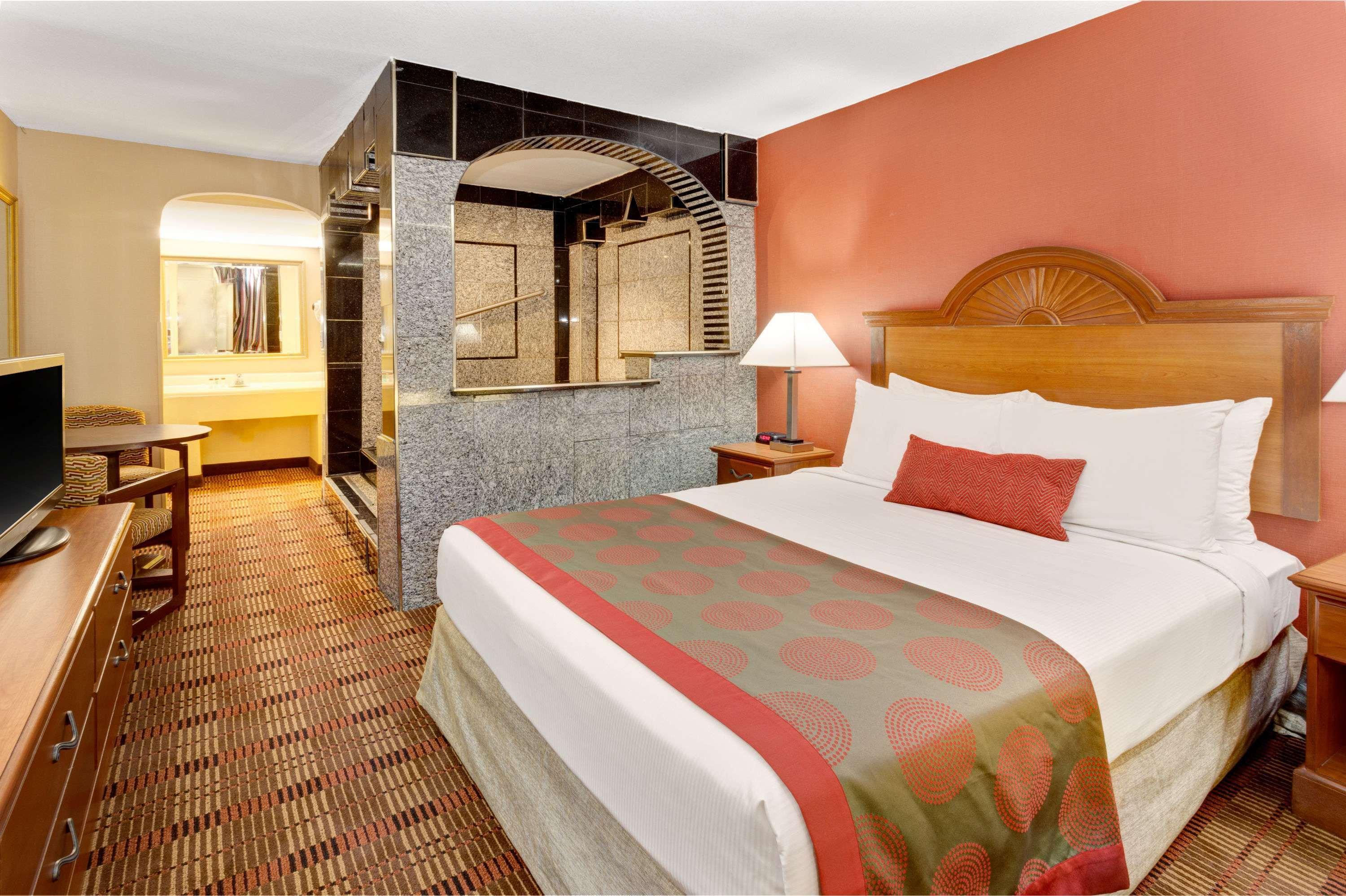 Ramada By Wyndham Baltimore West Экстерьер фото